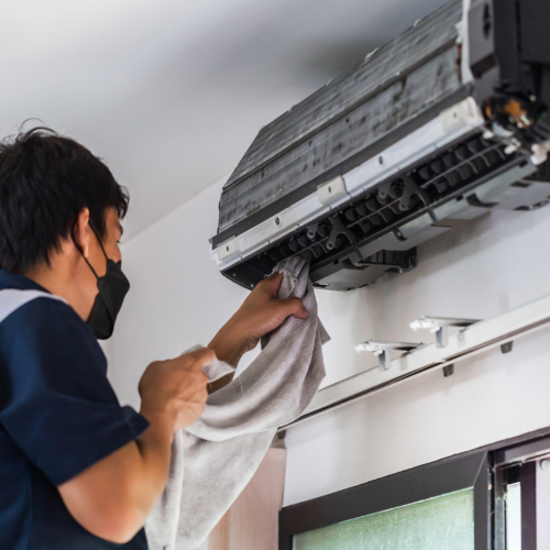 Technicien nettoyage climatiseur
